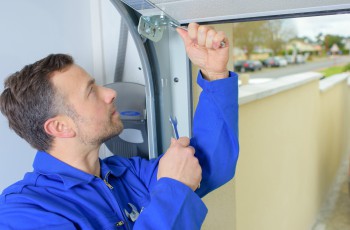 Garage door repairs in Flower Hill